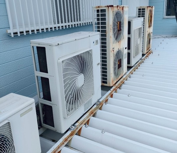 金属製の架台　エアコン室外機